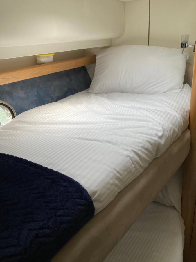 Entire Boat At St Katherine Docks 2 Available Select Using Room Options London Eksteriør billede