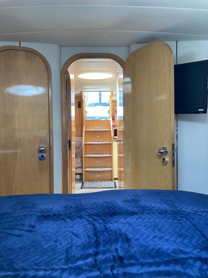 Entire Boat At St Katherine Docks 2 Available Select Using Room Options London Eksteriør billede