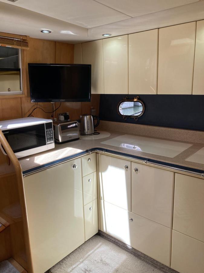 Entire Boat At St Katherine Docks 2 Available Select Using Room Options London Eksteriør billede