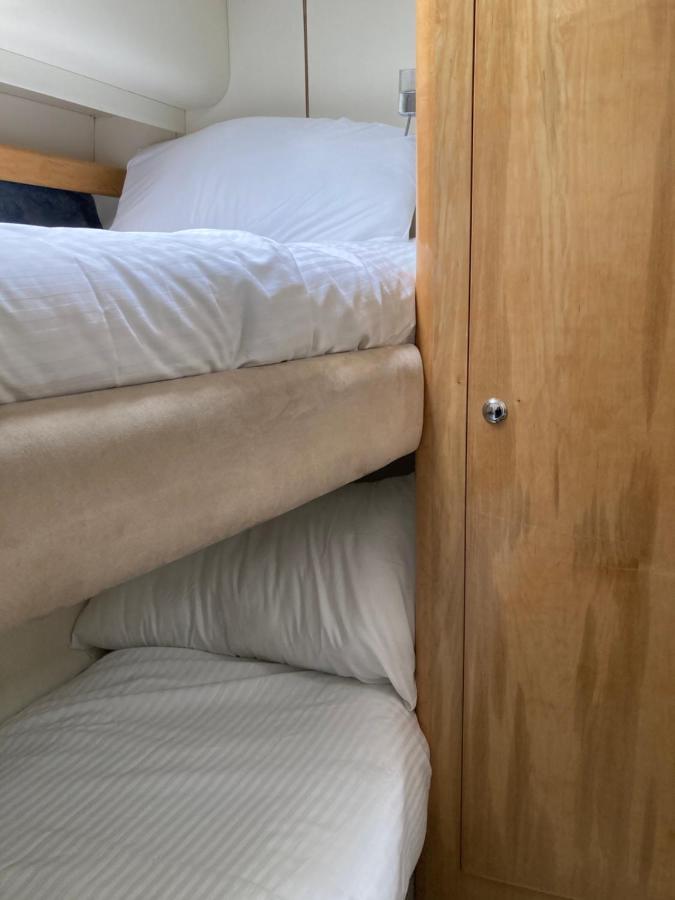 Entire Boat At St Katherine Docks 2 Available Select Using Room Options London Eksteriør billede