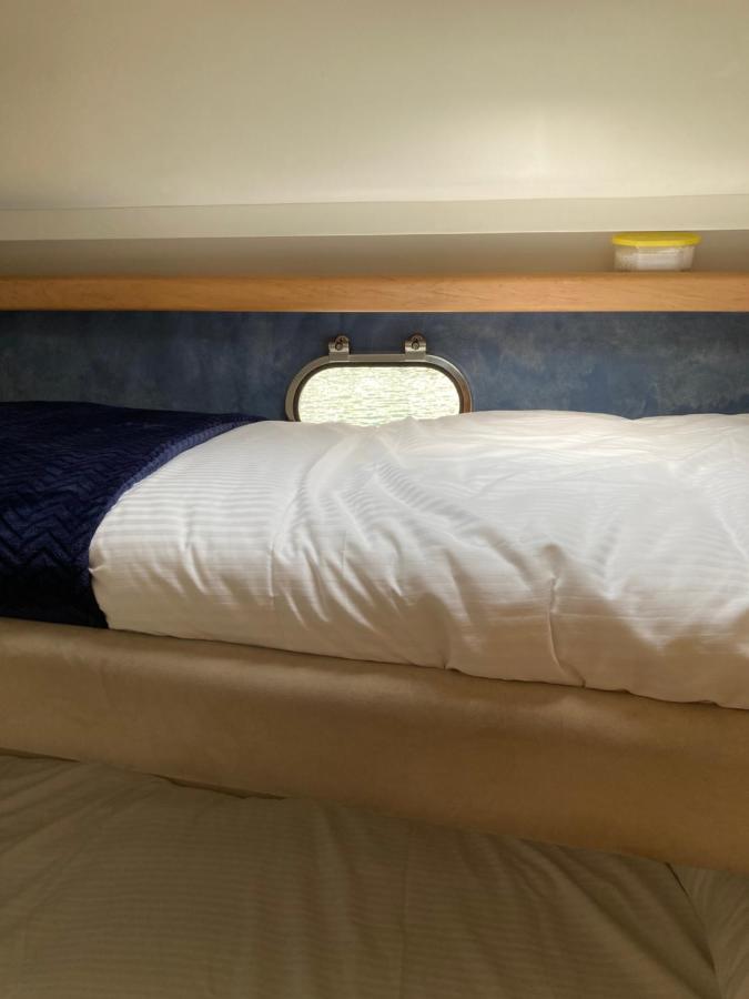 Entire Boat At St Katherine Docks 2 Available Select Using Room Options London Eksteriør billede
