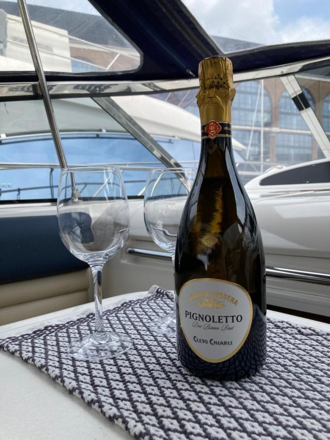 Entire Boat At St Katherine Docks 2 Available Select Using Room Options London Eksteriør billede