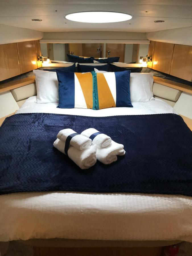 Entire Boat At St Katherine Docks 2 Available Select Using Room Options London Eksteriør billede