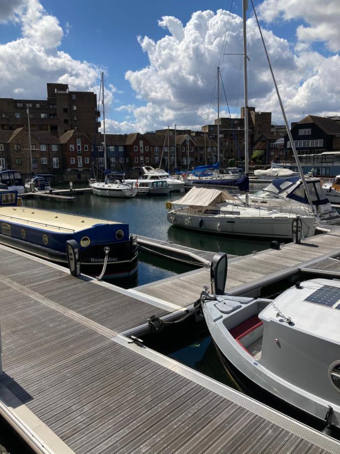 Entire Boat At St Katherine Docks 2 Available Select Using Room Options London Eksteriør billede