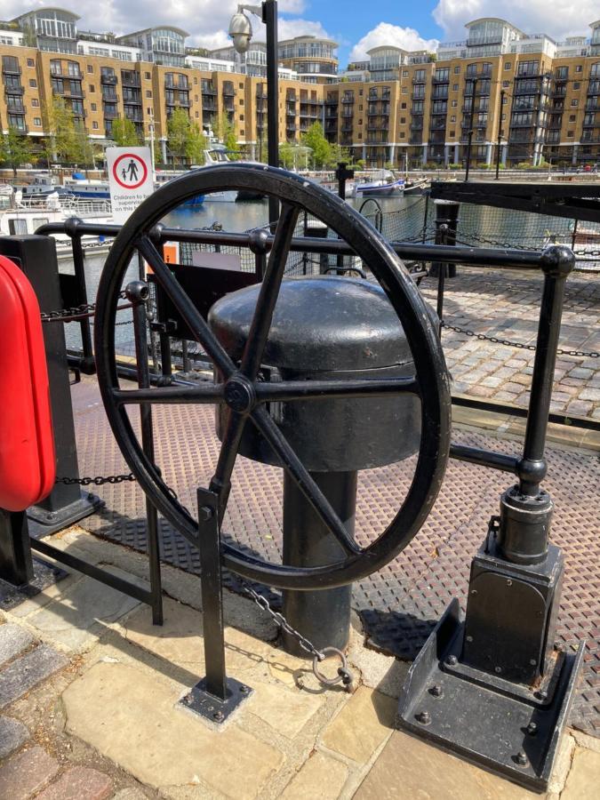Entire Boat At St Katherine Docks 2 Available Select Using Room Options London Eksteriør billede