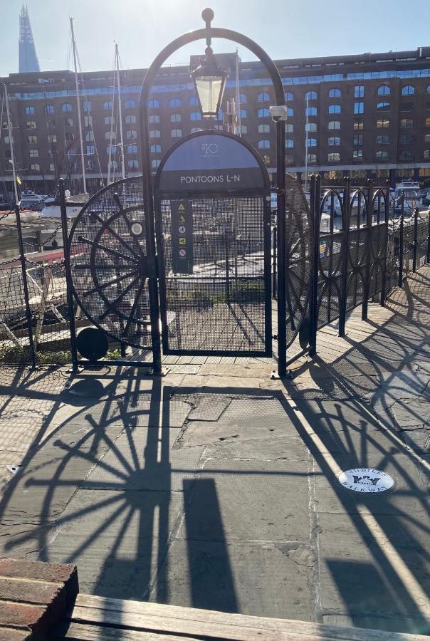 Entire Boat At St Katherine Docks 2 Available Select Using Room Options London Eksteriør billede